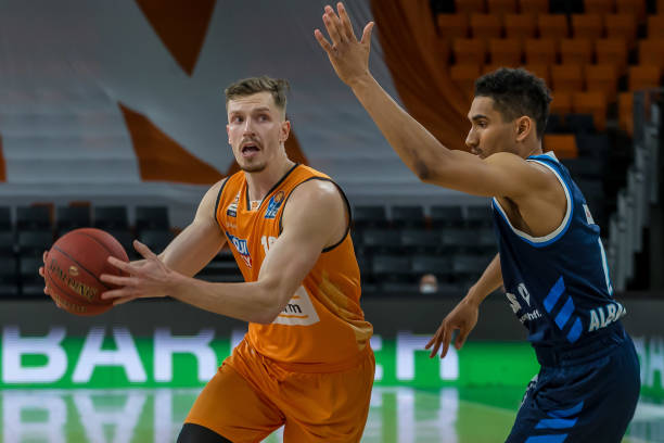 历史级球星！BR晒多图给哈登庆生：50+比詹姆斯多 三分比雷-阿伦多