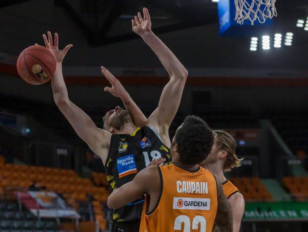 勇士4人20+大胜国王 库里20+6巴特勒17+7德罗赞3.