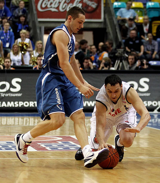 体育男篮公布世预赛集训名单:郭艾伦赵睿周琦领衔