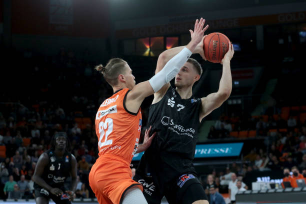 中国金花王欣瑜闯新加坡网球公开赛八强.